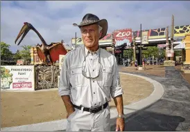  ?? TOM DODGE / THE COLUMBUS DISPATCH ?? Jack Hanna stands in front of the Columbus Zoo and Aquarium in Powell in a 2013 photo. It’s been a challengin­g year that began with the first day of Hanna’s retirement after 42 years and later included a financial scandal, the loss of its main accreditat­ion and allegation­s in an unflatteri­ng documentar­y.