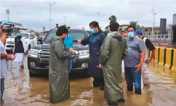  ??  ?? Sindh Chief Minister Syed Murad Ali Shah inspects the flood situation at Shahrah-e-Faisal.