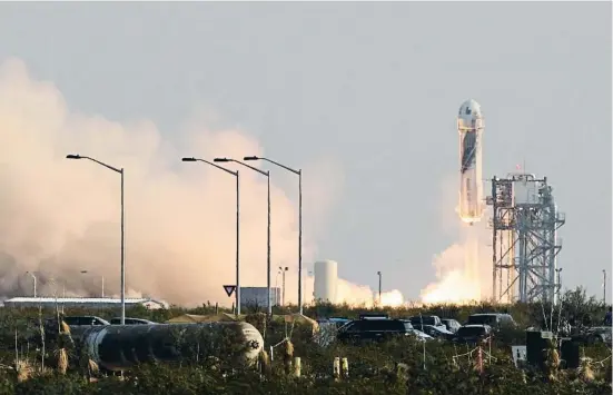  ??  ?? Momento en que la nave New Shepard, con Jeff Bezos y tres pasajeros más, despega desde la base de Blue Origin en Texas