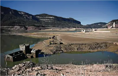  ?? (VILANOVA DE SAU, 12 FÉVRIER 2024/JOSEP LAGO/AFP) ?? Le lac de Sau, un des principaux réservoirs fournissan­t de l’eau à Barcelone et sa métropole. Le niveau d’eau est à un seuil critique après trois années de sécheresse en Catalogne.