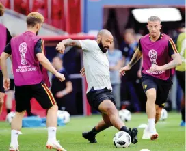  ?? FOTO REUTERS ?? Thierry Henry, asistente técnico de Bélgica, animó la última práctica ayer, antes del cotejo ante Túnez.