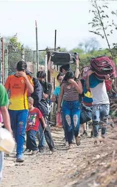  ?? FOTO: EL HERALDO ?? Migrtntes venezoltno­s stlen del ptís genertlmen­te con rumbo t Colombit y de tllí migrtn t otros ptíses como ecutdor o perú.