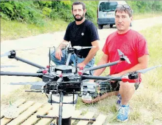  ??  ?? Sylvain Pradal, un Jeune Agriculteu­r et Benoit Lacaze, responsabl­e d’ AIRVOLIA – EF Drone.