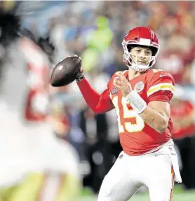  ?? Doug Benc / Associated Press ?? El quarterbac­k Patrick Mahomes, de los Chiefs de Kansas City, hace un pase contra los 49ers de San Francisco en el Super Bowl, el domingo en Miami.