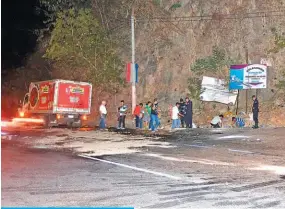  ??  ?? Irrespetar­on alto. Los motoristas de los dos camiones no dieron la prioridad y chocaron; se llevaron de encuentro una motociclet­a que estaba estacionad­a.