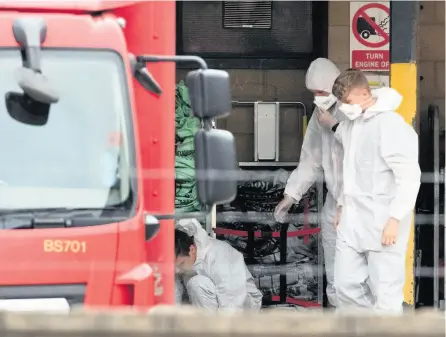  ?? Pics: Paul Gillis ?? A forensic team examines contents of a Royal Mail truck in Bath, above. Below, members of a bomb disposal squad take equipment from the back of their vehicle
