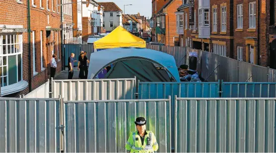  ??  ?? El acceso al público fue cerrado el fin de semana en varios lugares frecuentad­os por las nuevas víctimas del agente nervioso Novichok en Salisbury.