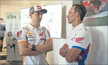  ??  ?? Jorge Lorenzo y Alberto Puig conversan en Barcelona antes del inicio de un acto del Repsol Honda.