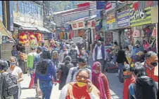  ?? DEEPAK SANSTA/HT ?? After two days of weekend lockdown, markets in Shimla’s Lower Bazaar saw a huge crowd on Monday.