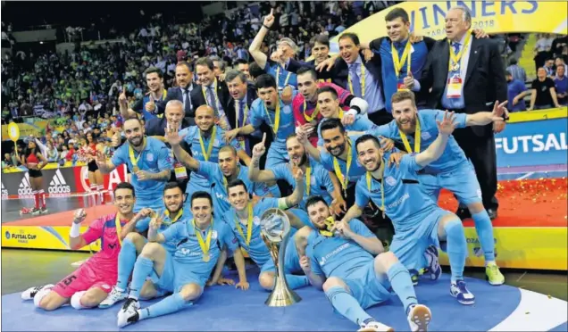  ??  ?? UN EQUIPO PARA LA HISTORIA. El Movistar Inter celebra su segunda Copa de Europa consecutiv­a sobre la pista del Pabellón Príncipe Felipe de Zaragoza.