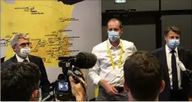  ?? (Photo R.L.) ?? Bernard Gonzalez, le préfet des Alpes-Maritimes, Christian Prudhomme, le directeur du Tour, et Christian Estrosi, maire de Nice, ont dévoilé leur plan dans ce contexte sanitaire incertain.