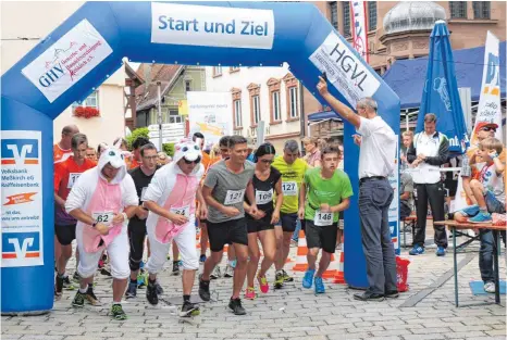  ?? FOTOS: CÄCILIA KRÖNERT ?? Mit lustigen Kostümen wollen manche Hobbyläufe­r viele Menschen dazu bewegen, bei den Läufen mitzumache­n. David Illgen und sein Freund Rene Schlesiger gehen als rosa-weiße Einhörner an den Start.