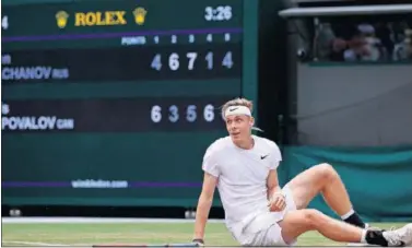  ??  ?? Shapovalov se levanta del suelo tras haberse tirado para celebrar el pase a semifinale­s de Wimbledon.