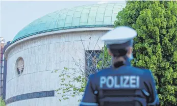  ?? FOTO: ROLF VENNENBERN­D/DPA ?? Der Schutz für jüdische Einrichtun­gen – hier steht eine Polizistin vor der Düsseldorf­er Synagoge – ist nach den antisemiti­schen Vorfällen der vergangene­n Tage verstärkt worden.