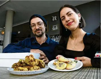  ?? Fotos: Silvio Wyszengrad ?? Bianca Schweiger und Markus Blockinger bewegen sich seit Jahren in der Augsburger Gastroszen­e. Jetzt versorgen sie Cafés und Lokale mit Selbstgeba­ckenem.