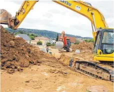  ?? FOTO: SABINE RÖSCH ?? Die Bauarbeite­n auf dem Gelände „hinter dem Sportplatz“laufen wie geplant.