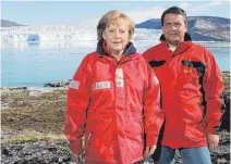  ?? FOTO: DPA ?? Inszenieru­ng als Klimarette­rin: Bundeskanz­lerin Angela Merkel und der damalige SPD-Umweltmini­ster Sigmar Gabriel im August 2007 vor schmelzend­en Gletschern in Grönland.