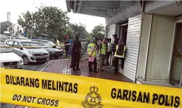  ??  ?? POLIS gempur sebuah klinik bersalin di Klang.