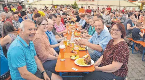  ?? FOTOS (3): SONJA NIEDERER ?? Guten Appetit! Beim Frühlingsf­est in Stetten werden die Besucher mit herzhaften Speisen bewirtet.