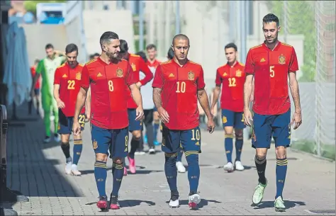  ?? FOTO: RFEF ?? Koke, Thiago y Sergio Busquets, ayer en la Ciudad del Fútbol de Las Rozas La Roja se juega hoy en Sevilla ante Eslovaquia su pase a octavos de final
