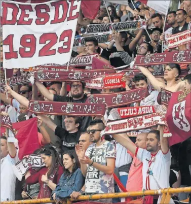  ??  ?? CON EL EQUIPO. Pese a los 5.000 hinchas cántabros, los aficionado­s leoneses fueron mayoría.