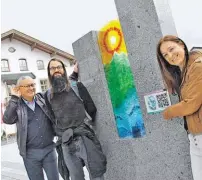  ?? BILD: SN/ANTON KAINDL ?? Bgm. Wolfgang Viertler, „Christa“Fuchs und Renate Holzer bei der ersten Station des WebernThem­enwegs auf dem Stadtplatz.