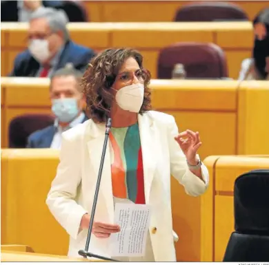  ?? KIKO HUESCA / EFE ?? La ministra de Hacienda, María Jesús Montero, en un reciente pleno del Senado.