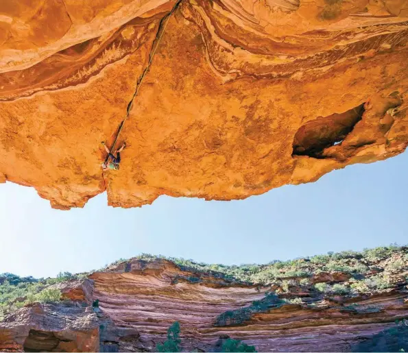  ??  ?? Monique Forestier remonte “Kalbarri Gold“(7b+), une f issure en trad dans un toit impression­nant quelque part dans les gorges de Kalbarri.