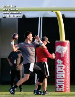  ??  ?? LISTO. Tom Brady lanza el balón, durante la práctica de ayer.