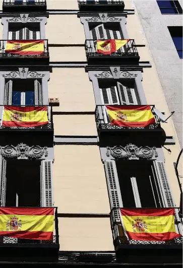  ?? PHOTO AFP ?? Des drapeaux espagnols sont nombreux à Madrid, à quatre jours du référendum sur l’indépendan­ce de la Catalogne. Selon les sondages, les Catalans sont divisés.