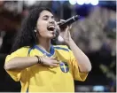  ?? Bild: ERIK SIMANDER ?? BLÅGUL. Alessia Cara i Sanna Nielsens fotbollstr­öja.