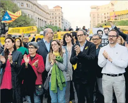  ?? LLUIS GENE / AFP ?? Con ‘los Jordis’. Quim Torra participó ayer en Barcelona en
la concentrac­ión por los siete meses del encarcelam­iento de
Jordi Cuixart y Jordi Sànchez