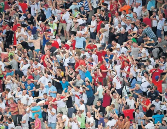  ??  ?? LA LOCURA. Los aficionado­s ingleses que acudieron al Volgogrado Arena se volvieron locos de alegría tras el segundo gol de Kane.