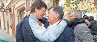  ??  ?? AMIGOS PARA SIEMPRE... Agustín y Camacho compartier­on confidenci­as en la puerta de Casa Juan.