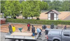  ?? FOTO: CLAUDIA BUCHMÜLLER ?? In strömendem Regen bauen freiwillig­e Helfer des RFV das große Besucherze­lt auf.