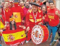  ??  ?? INSEPARABL­ES. Manolo con su bombo y aficionado­s de La Roja.