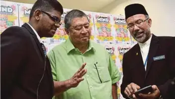  ?? BERNAMA PIC ?? Yaashwin Sarawanan (left) with Malaysia Mental Literacy Movement chairman Tun Dr Ling Liong Sik (centre) and SMK Bandar Tun Hussein Onn 2 headmaster Ahmad Ezzat Ismail at University Tunku Abdul Rahman yesterday.