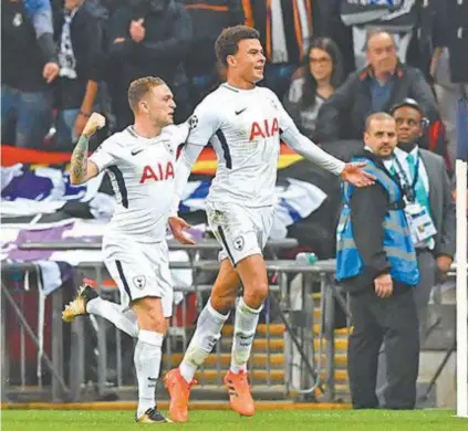  ?? AFP ?? Autor de dois gols no Real Madrid, Dele Alli (D) celebra a classifica­ção antecipada do Tottenham às oitavas