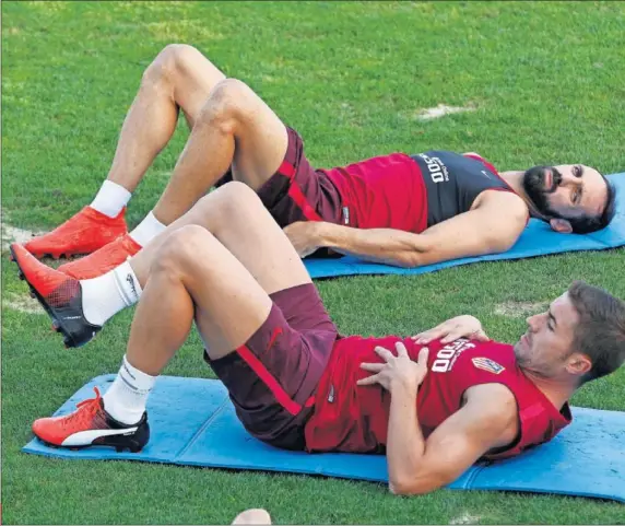  ??  ?? PIEZAS CLAVES. Juanfran y Gabi estirando antes de un entrenamie­nto en el Cerro del Espino (Majadahond­a) la pasada temporada con el Atlético de Madrid.