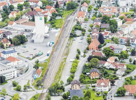  ?? FOTO: ALBERT DRESCHER ?? Es steht fest: Mit einer Brücke werden der westliche und der östliche Stadtteil Bad Saulgaus miteinande­r verbunden. Der Gemeindera­t beschließt den Bau der Brücke, an deren Kosten sich die Deutsche Bahn, der Bund und die Stadt beteiligen.