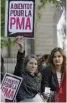  ??  ?? Partisans du mariage pour tous, ils plaident pour la procréatio­n médicaleme­nt assistée. A Paris, le 23 avril 2013
