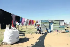  ??  ?? MINE LIFE: Elinah Mabeng plaiting at home near Eland shaft, Welkom