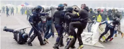  ?? Agence France-presse ?? THE FRENCH DON’T STOP: Protesters clash with police officers during an anti-government demonstrat­ion on the Place du Capitole in Toulouse, southern France, on Saturday. Thousands of anti-government demonstrat­ors marched in cities across France in a new round of ‘yellow vest’ protests.