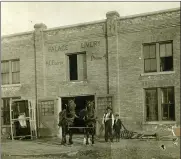  ?? PHOTO COURTESY ESPLANADE ARCHIVES ?? Henry Cooper and young Earl Cooper standing in front of the new brick Palace Livery building (c.1909).