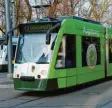  ??  ?? Das Rückgrat des Nahverkehr­s in Augsburg ist der Combino von Siemens.