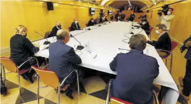  ?? JAIME GALINDO ?? Reunión del presidente del Gobierno de Aragón, Javier Lambán, con el sector de la nieve en la comunidad, ayer. ((