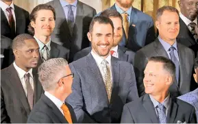  ??  ?? Muy sonriente apareció el pitcher Justin Verlander junto a sus compañeros.