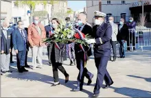  ??  ?? Les trois élus déposant une gerbe au pied du monument au morts.