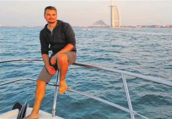  ?? FOTO: PRIVAT ?? Angekommen in Dubai: Oliver Arnold lebt und arbeitet am Persischen Golf. Sein Fachwissen gibt der Spaichinge­r an Mitarbeite­r eines Farbenhers­tellers weiter.