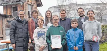  ?? FOTO: CHRE ?? Freuen sich bei der Preisüberg­abe: Stephan Birnbaum, Leiter der Biberacher Filiale der Sparda-Bank, Schulleite­rin Petra Braun sowie die beiden Lehrer Ulf Petersohn (zweiter von rechts) und Michael Lohrer (rechts) mit ihren Schülern.